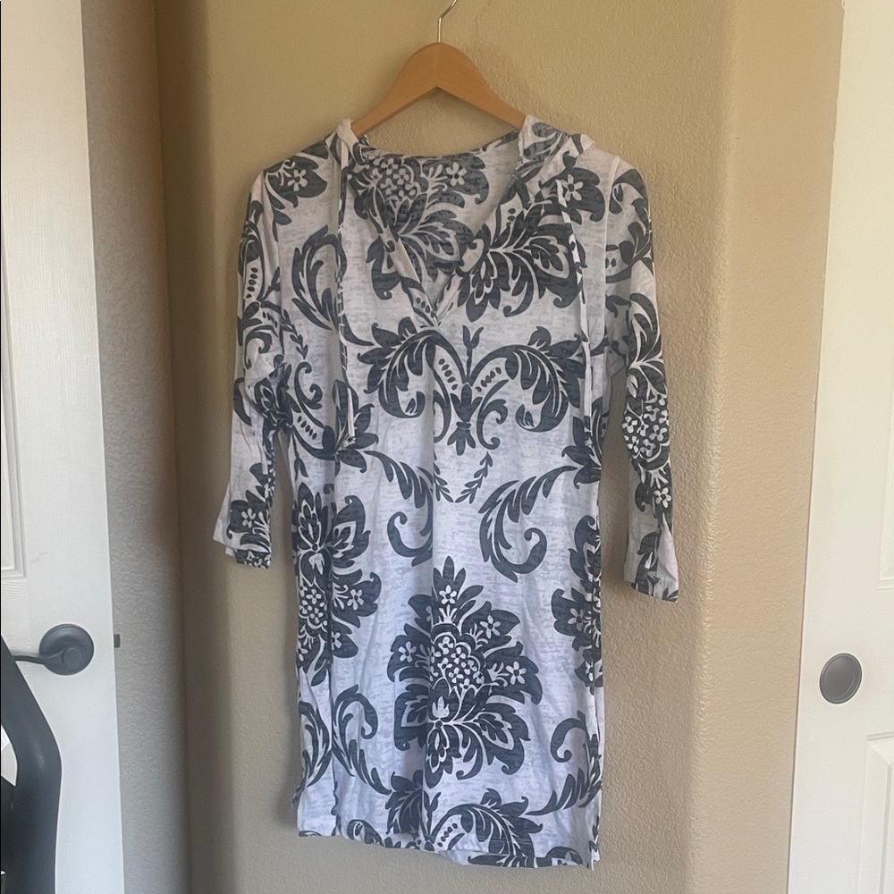 Women’s V-Neck Black & White Floral Patterned Swimsuit Cover-Up with Hoodie